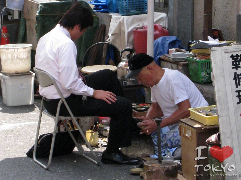Cireur de chaussures au marché de Ueno
