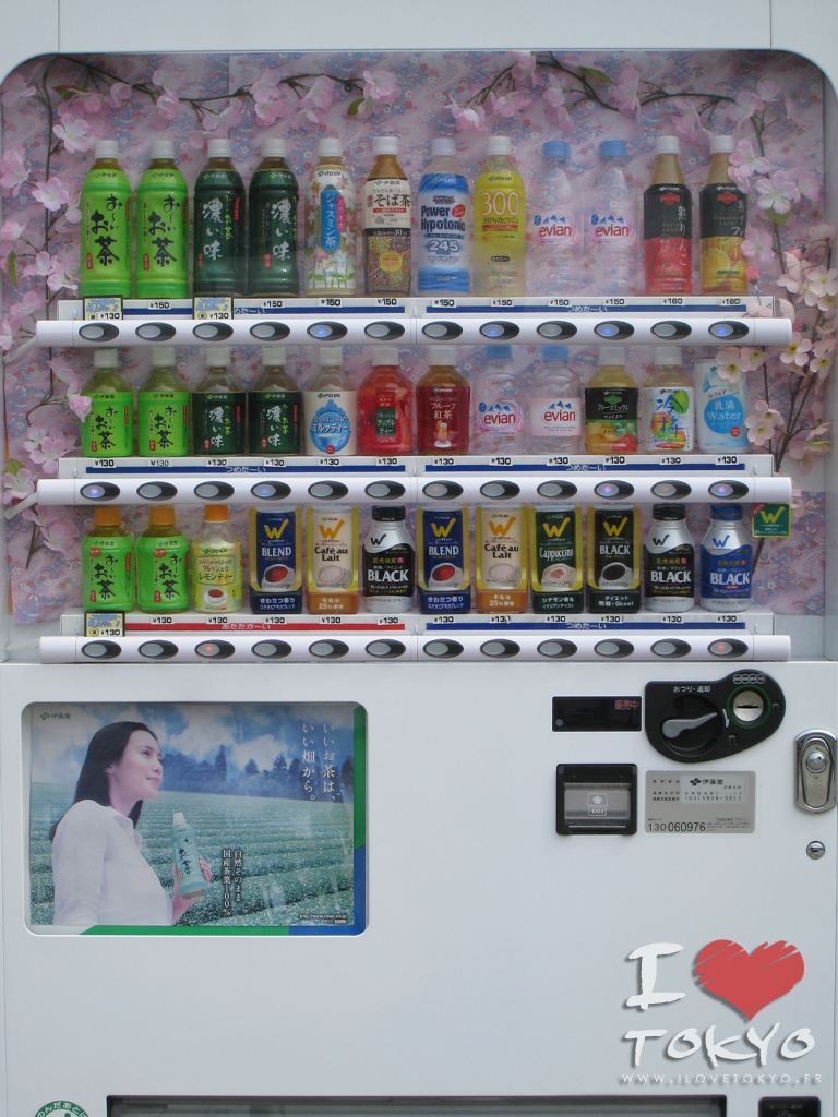 Même les distributeurs de boissons sont fleuris pendant Sakura